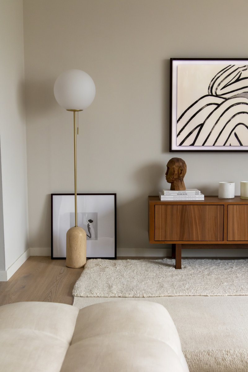 Torrano Travertin beige lampadaire De Globen Lighting - Torrano est dotée d'un pied en pierre solide et élégante, de détails métalliques et d'un abat-jour en verre blanc mat.