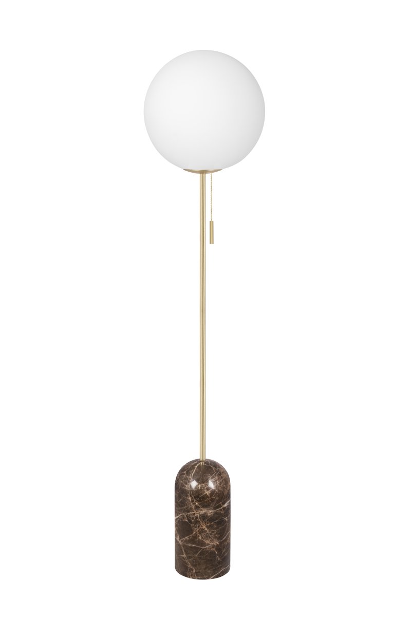 Torrano Marbre brun lampadaire De Globen Lighting - Torrano est dotée d'un pied en pierre solide et élégante, de détails métalliques et d'un abat-jour en verre blanc mat.