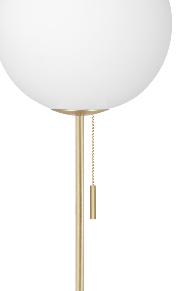 Torrano Marbre brun lampadaire De Globen Lighting - Torrano est dotée d'un pied en pierre solide et élégante, de détails métalliques et d'un abat-jour en verre blanc mat.