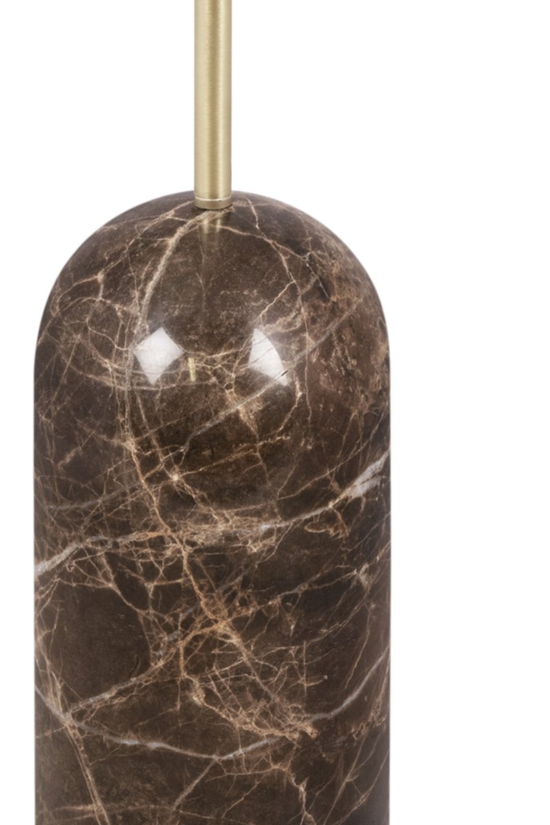 Torrano Marbre brun lampadaire De Globen Lighting - Torrano est dotée d'un pied en pierre solide et élégante, de détails métalliques et d'un abat-jour en verre blanc mat.