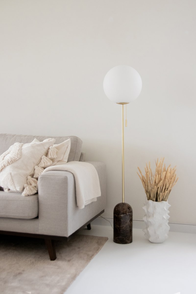 Torrano Marbre brun lampadaire De Globen Lighting - Torrano est dotée d'un pied en pierre solide et élégante, de détails métalliques et d'un abat-jour en verre blanc mat.