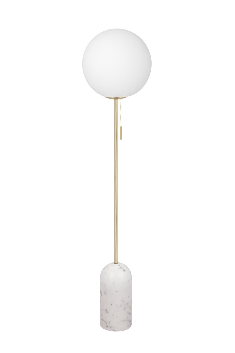 Torrano Marbre blanc lampadaire De Globen Lighting - Torrano est dotée d'un pied en pierre solide et élégante, de détails métalliques et d'un abat-jour en verre blanc mat.