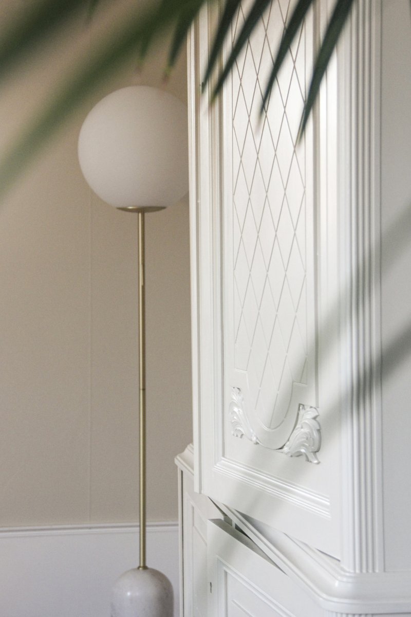 Torrano Marbre blanc lampadaire De Globen Lighting - Torrano est dotée d'un pied en pierre solide et élégante, de détails métalliques et d'un abat-jour en verre blanc mat.