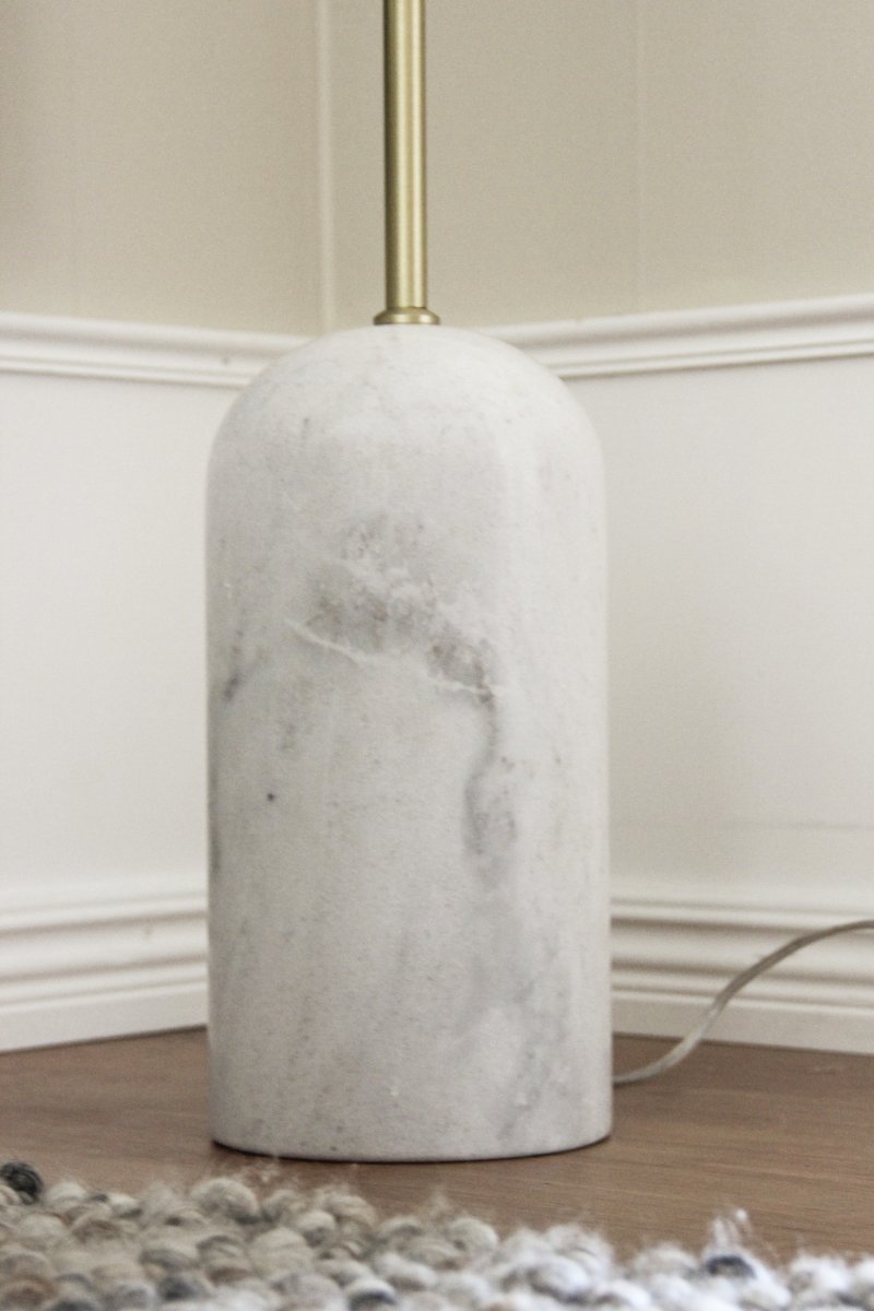 Torrano Marbre blanc lampadaire De Globen Lighting - Torrano est dotée d'un pied en pierre solide et élégante, de détails métalliques et d'un abat-jour en verre blanc mat.