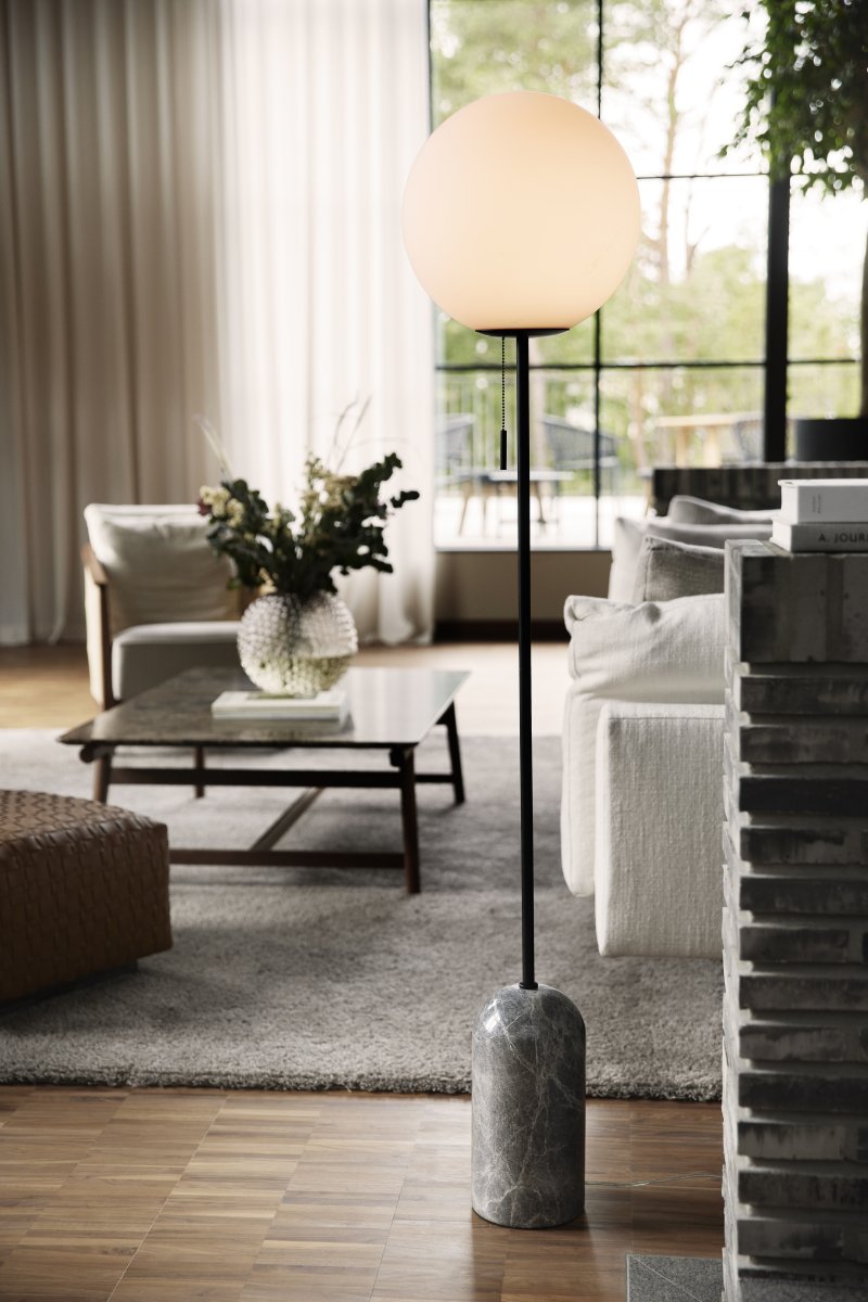Torrano Marbre gris lampadaire De Globen Lighting - Torrano est dotée d'un pied en pierre solide et élégante, de détails métalliques et d'un abat-jour en verre blanc mat.