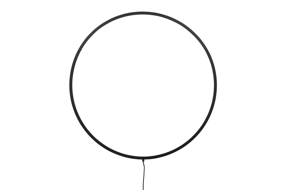 Sörmjöle Noir applique murale De Venture Design - Grâce à son design simple, la lampe s'intègre dans la plupart des pièces et styles d'intérieur et devient un détail élégant.