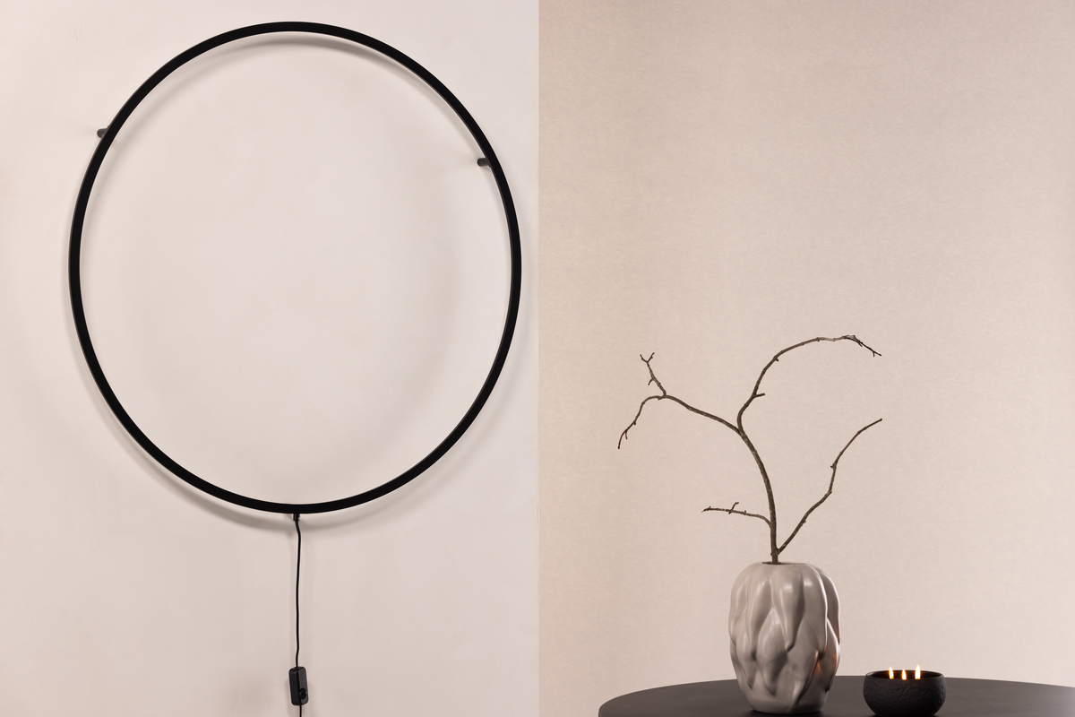 Sörmjöle Noir applique murale De Venture Design - Grâce à son design simple, la lampe s'intègre dans la plupart des pièces et styles d'intérieur et devient un détail élégant.