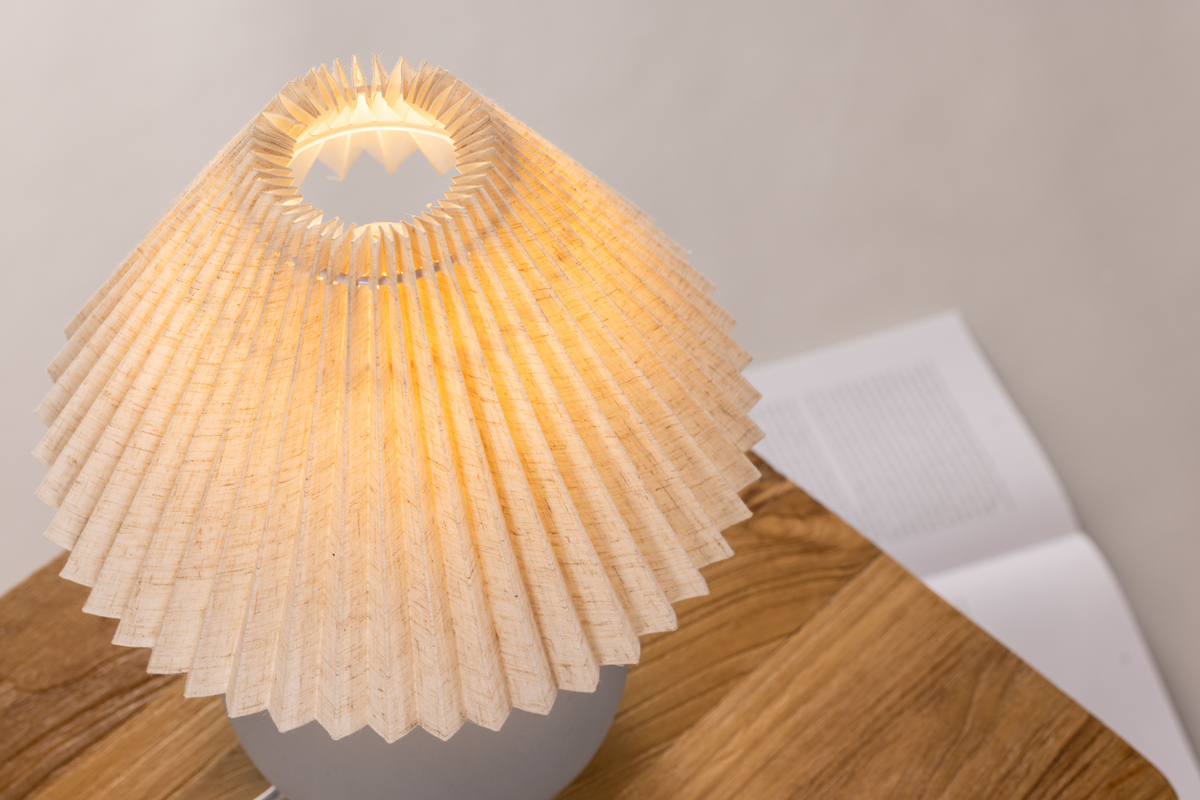 Älvsborg 37cm Gris lampe de table De Venture Design - B&eacute;ton, qui cr&eacute;e une expression &eacute;l&eacute;gante et rustique, et l'abat-jour est en lin beige.