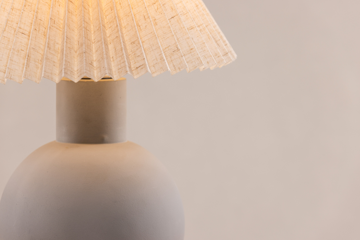 Älvsborg 37cm Gris lampe de table De Venture Design - B&eacute;ton, qui cr&eacute;e une expression &eacute;l&eacute;gante et rustique, et l'abat-jour est en lin beige.