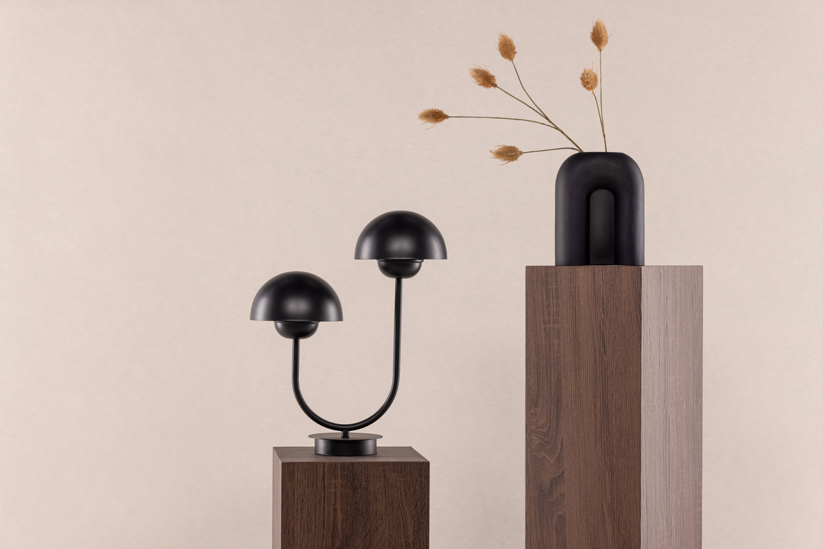 Lyckorna 38cm Noir lampe de table De Venture Design - Cette lampe est parfaite pour tous ceux qui recherchent une lampe décorative mais élégante avec un design doux qui s'intègre dans la plupart des pièces et des styles d'intérieur.