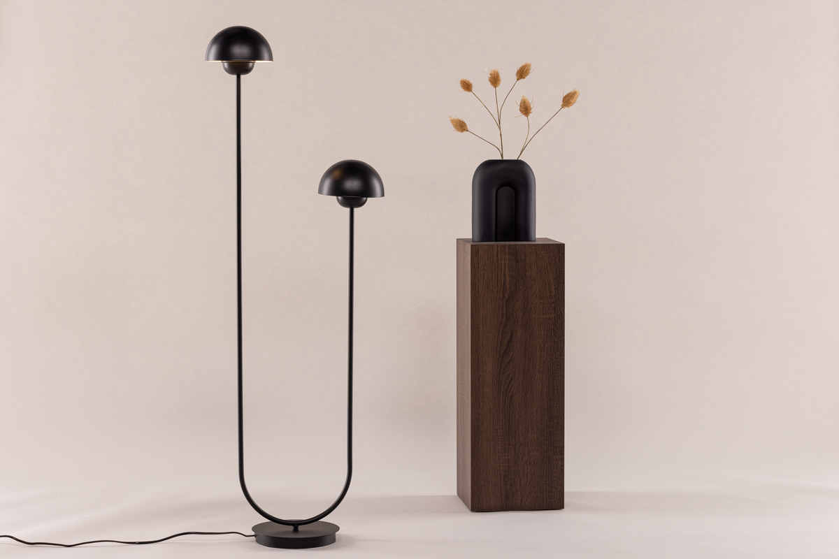 Lyckorna Noir lampadaire De Venture Design - Donnez à la pièce une ambiance cosy en plaçant la lampe dans un coin sombre du salon ou à côté du lit pour tous ces moments de lecture en soirée !