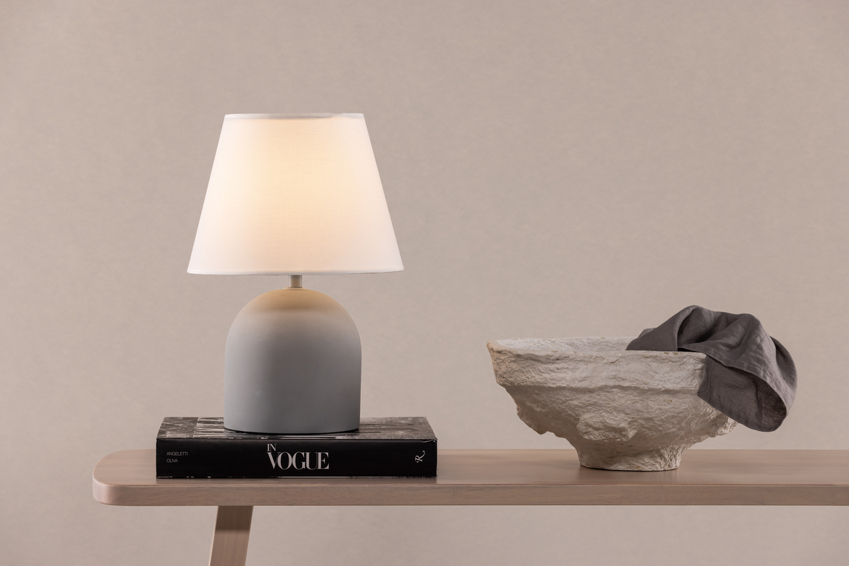Styrsö 37cm Gris lampe de table De Venture Design - Gr&acirc;ce &agrave; son design &eacute;l&eacute;gant, la lampe s'int&egrave;gre facilement dans le reste de l'ameublement de la pi&egrave;ce et lui conf&egrave;re une atmosph&egrave;re chaleureuse.
