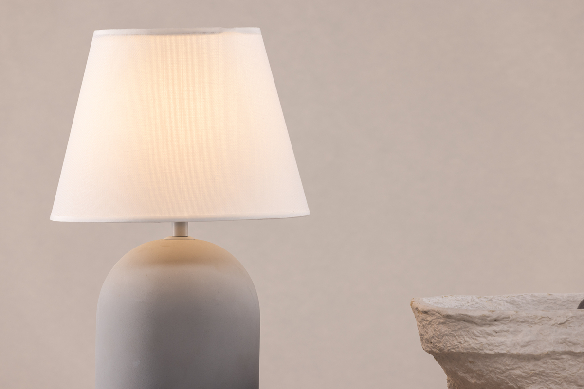Styrsö 37cm Gris lampe de table De Venture Design - Gr&acirc;ce &agrave; son design &eacute;l&eacute;gant, la lampe s'int&egrave;gre facilement dans le reste de l'ameublement de la pi&egrave;ce et lui conf&egrave;re une atmosph&egrave;re chaleureuse.