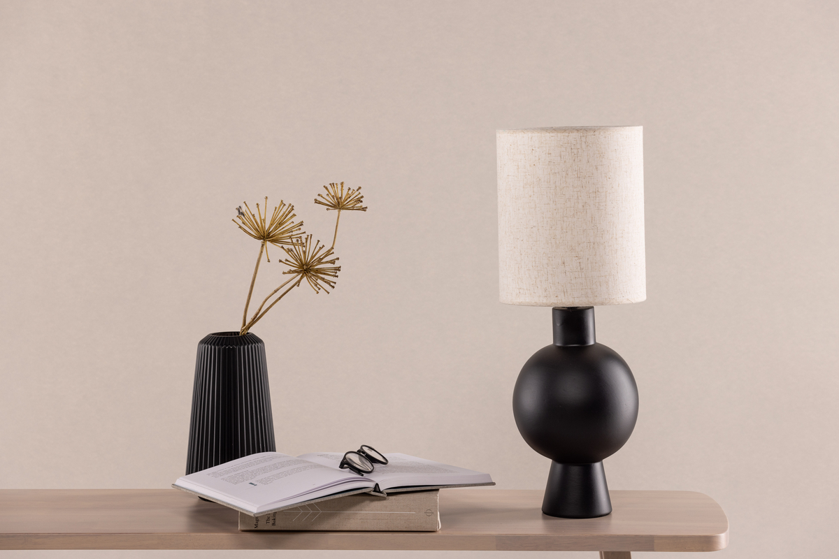 Mysterna 55cm Noir lampe de table De Venture Design - Placez la lampe sur votre table de chevet ou &agrave; la fen&ecirc;tre et profitez d'une lumi&egrave;re agr&eacute;able tout en en faisant un d&eacute;tail int&eacute;rieur unique.