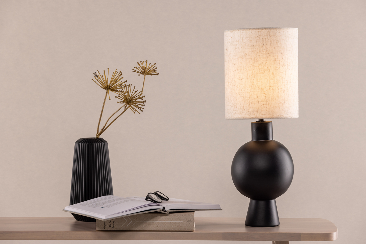 Mysterna 55cm Noir lampe de table De Venture Design - Placez la lampe sur votre table de chevet ou &agrave; la fen&ecirc;tre et profitez d'une lumi&egrave;re agr&eacute;able tout en en faisant un d&eacute;tail int&eacute;rieur unique.