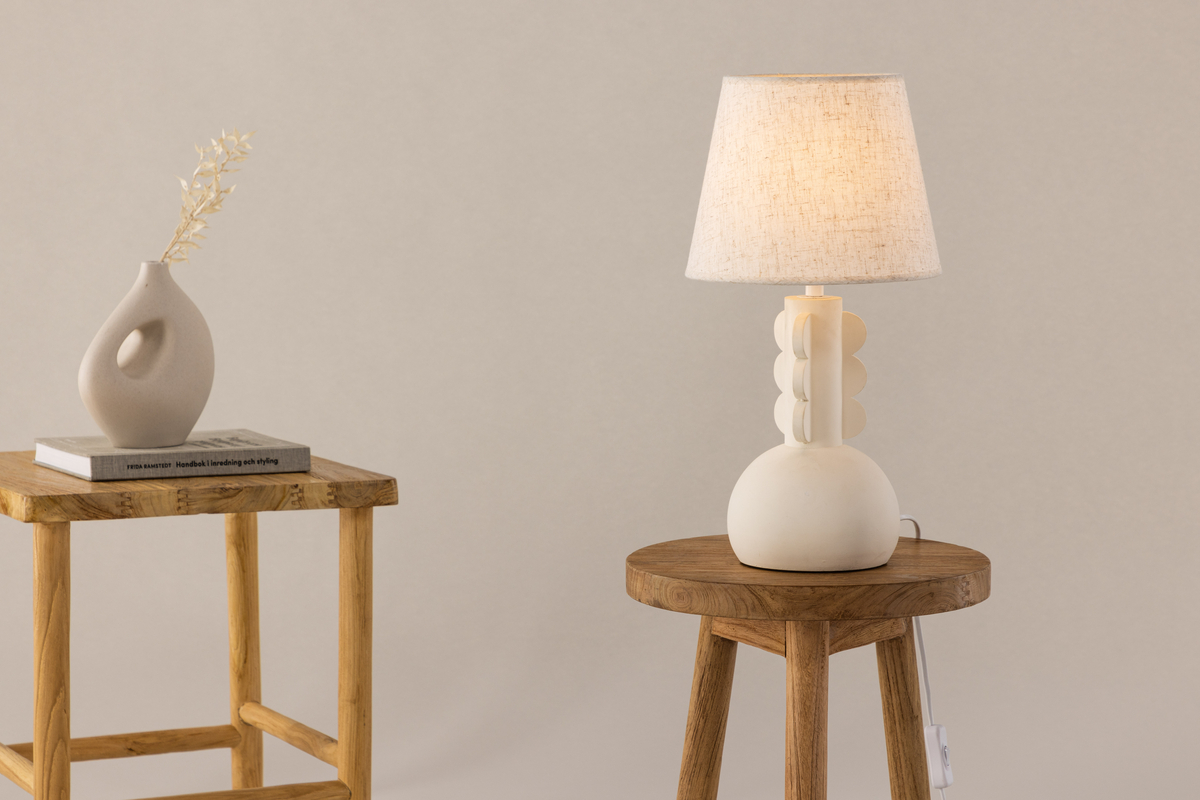 Mellerud 43cm Beige lampe de table De Venture Design - Les formes douces et les couleurs terreuses créent une impression chaleureuse dans la pièce et élèvent le niveau de décoration intérieure de plusieurs crans.