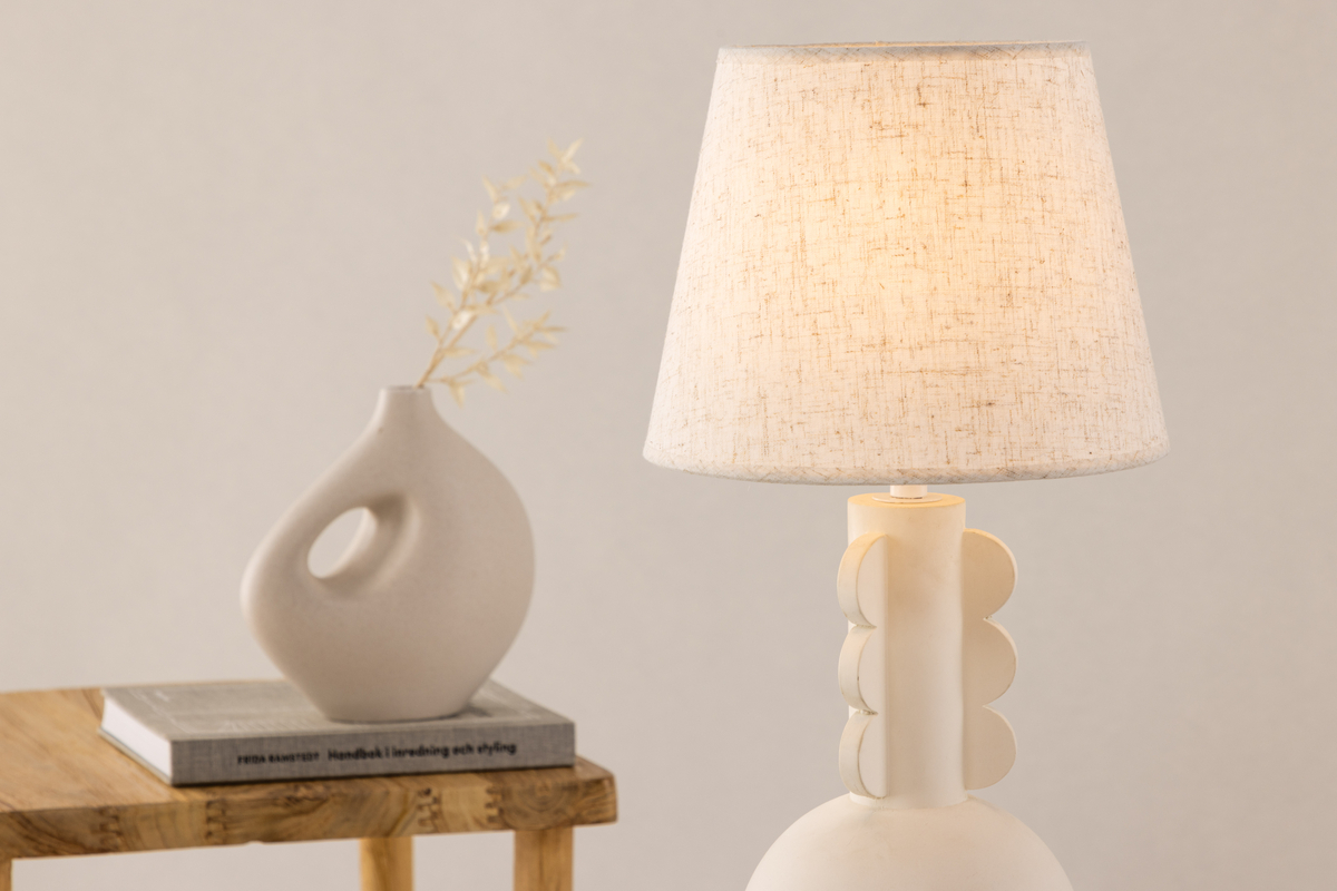 Mellerud 43cm Beige lampe de table De Venture Design - Les formes douces et les couleurs terreuses créent une impression chaleureuse dans la pièce et élèvent le niveau de décoration intérieure de plusieurs crans.