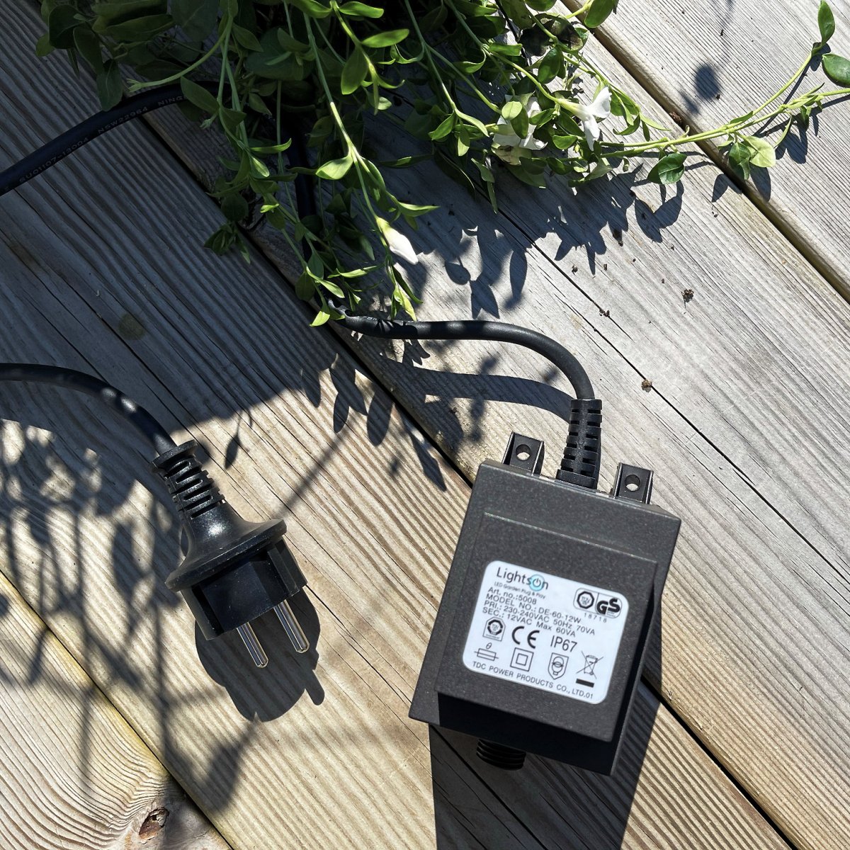 Transformateur 60w Noir De Lightson - Le transformateur est doté d'une prise à connexion rapide de 12 volts à une extrémité et d'un câble de 2 mètres de long avec une fiche à l'autre extrémité que vous branchez sur une prise standard.