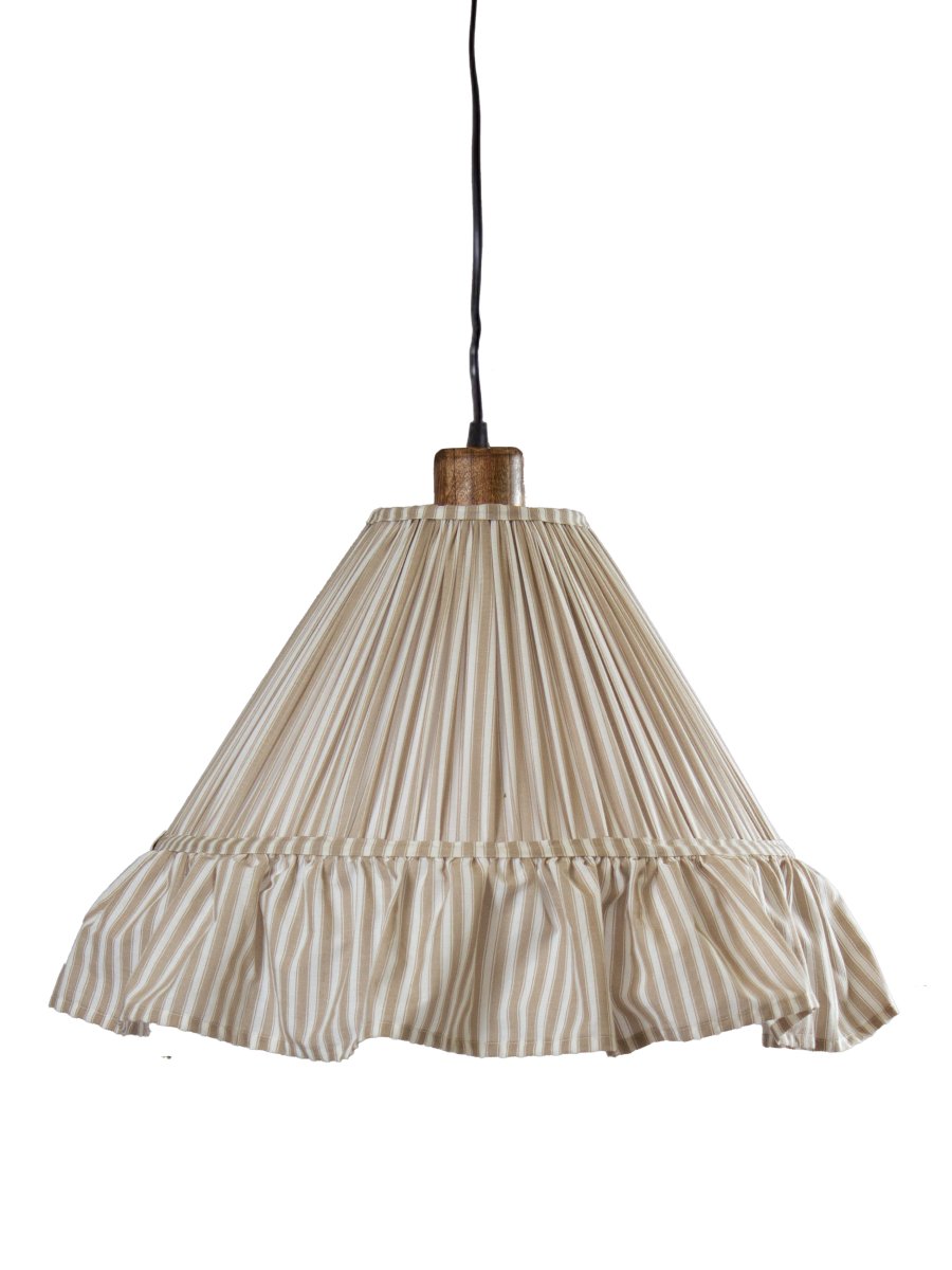 Estrid Ø40 Beige suspension De PR Home - Son abat-jour, recouvert de tissu ray&eacute;, pr&eacute;sente une forme l&eacute;g&egrave;rement conique et est orn&eacute; d'un g&eacute;n&eacute;reux volant &agrave; sa base.
