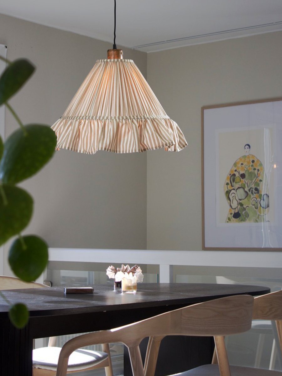 Estrid Ø40 Beige suspension De PR Home - Son abat-jour, recouvert de tissu ray&eacute;, pr&eacute;sente une forme l&eacute;g&egrave;rement conique et est orn&eacute; d'un g&eacute;n&eacute;reux volant &agrave; sa base.