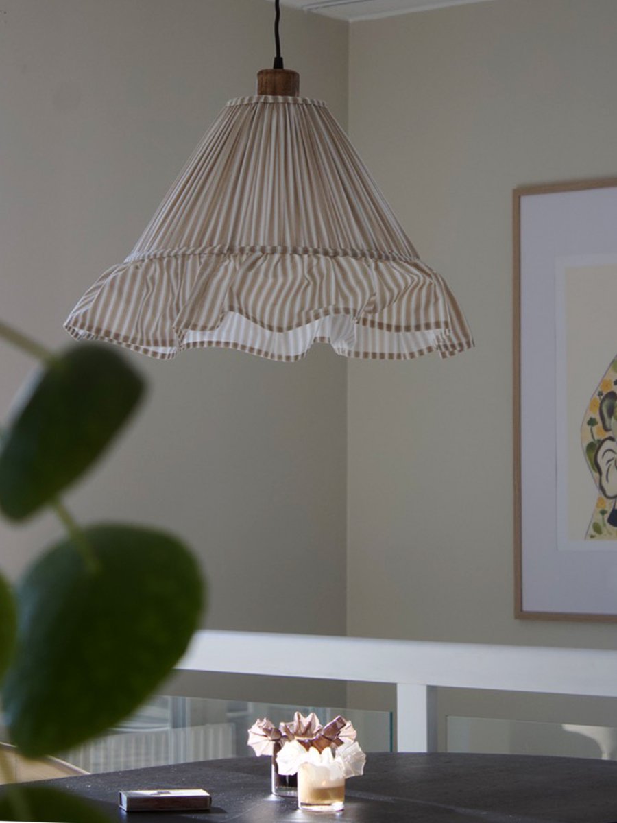 Estrid Ø40 Beige suspension De PR Home - Son abat-jour, recouvert de tissu ray&eacute;, pr&eacute;sente une forme l&eacute;g&egrave;rement conique et est orn&eacute; d'un g&eacute;n&eacute;reux volant &agrave; sa base.