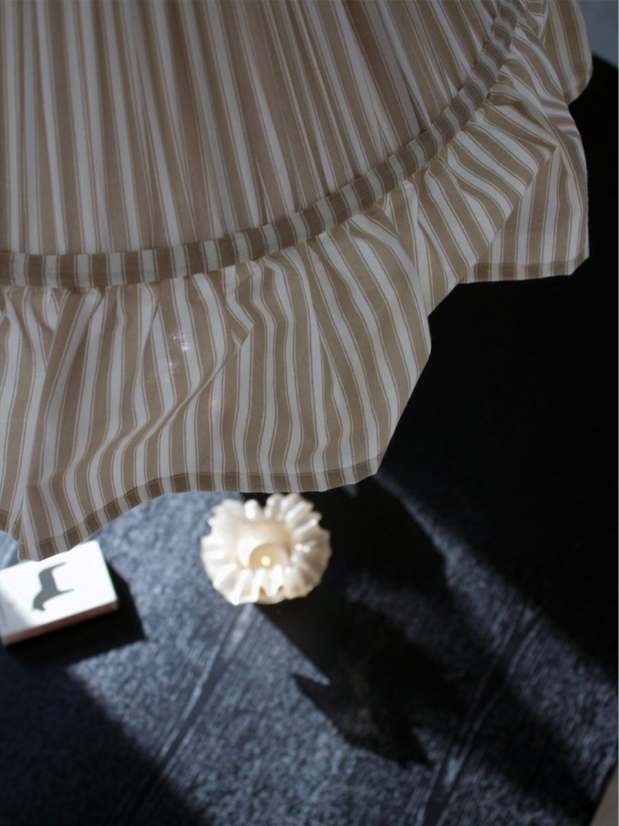Estrid Ø40 Beige suspension De PR Home - Son abat-jour, recouvert de tissu ray&eacute;, pr&eacute;sente une forme l&eacute;g&egrave;rement conique et est orn&eacute; d'un g&eacute;n&eacute;reux volant &agrave; sa base.
