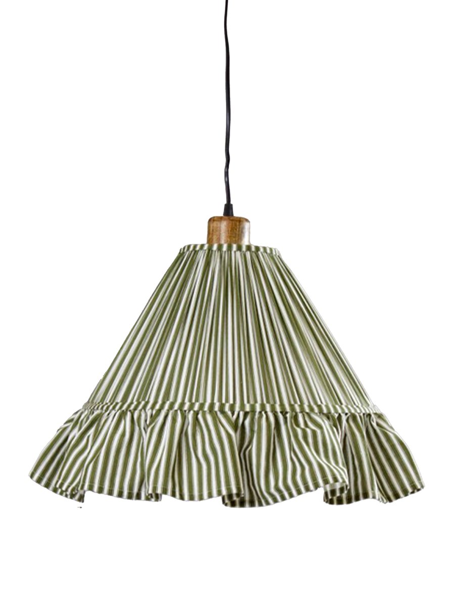 Estrid Ø40 Vert suspension De PR Home - Son abat-jour, recouvert de tissu rayé, présente une forme légèrement conique et est orné d'un généreux volant à sa base.