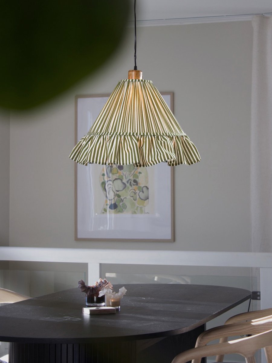 Estrid Ø40 Vert suspension De PR Home - Son abat-jour, recouvert de tissu rayé, présente une forme légèrement conique et est orné d'un généreux volant à sa base.