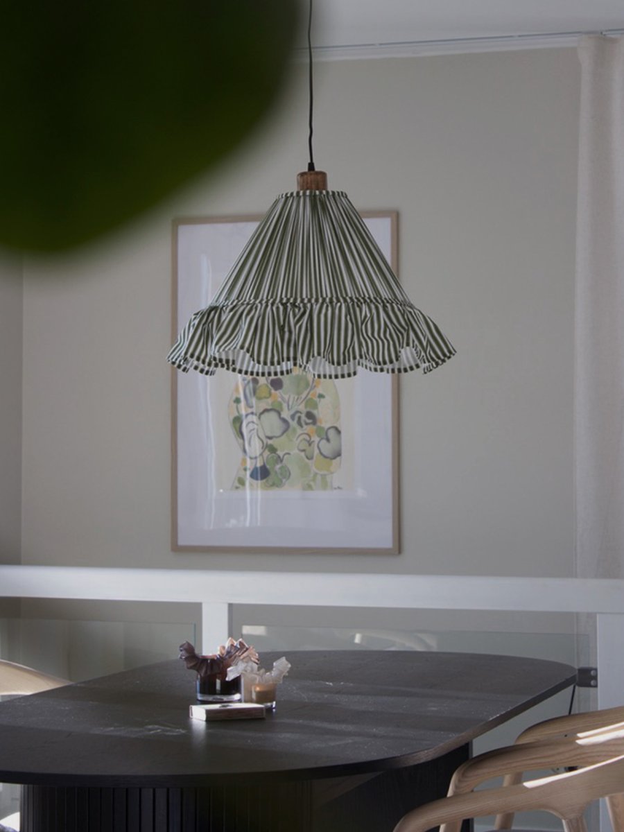 Estrid Ø40 Vert suspension De PR Home - Son abat-jour, recouvert de tissu rayé, présente une forme légèrement conique et est orné d'un généreux volant à sa base.