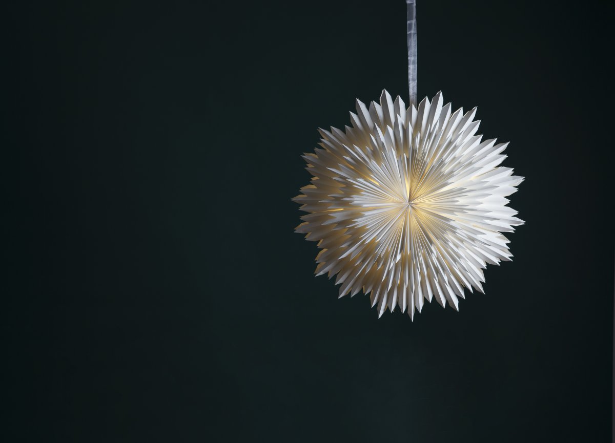 Ice Ø70 Blanc De Star Trading - Fantastique &eacute;toile en papier blanc fabriqu&eacute;e &agrave; partir de trois couches de papier pli&eacute;.