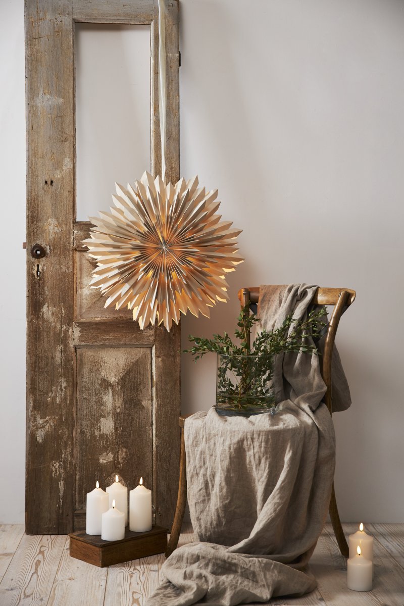 Ice Ø50 Beige De Star Trading - Fantastique &eacute;toile en papier beige r&eacute;alis&eacute;e &agrave; partir de trois couches de papier pli&eacute;.