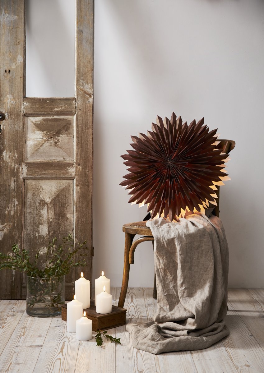 Ice Ø50 Brun De Star Trading - Fantastique &eacute;toile en papier brun fabriqu&eacute;e &agrave; partir de trois couches de papier pli&eacute;.