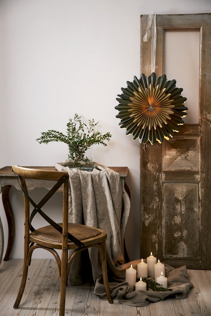 Crystal Ø50 Vert De Star Trading - L'&eacute;toile r&eacute;pand la joie et donne &agrave; la maison cette atmosph&egrave;re particuli&egrave;re de No&euml;l.
