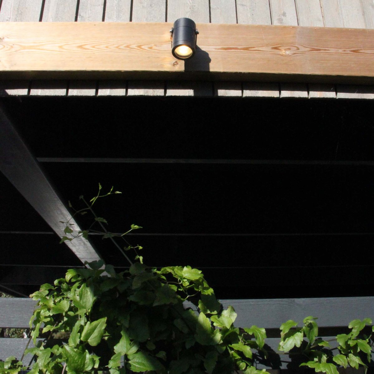 Luna Noir De Lightson - Vous pouvez également utiliser Luna sur les murs de la maison, dans les avant-toits et sur la clôture, car le piquet est amovible et vissé directement dans le sol.