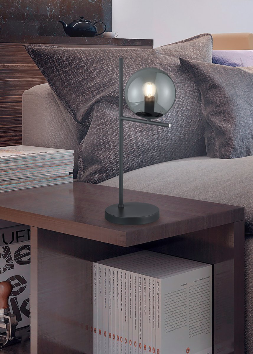 Pure 52cm Couleur fumée lampe de table De Trio Lighting - La combinaison de couleurs du noir mat avec du verre fumé est intemporelle et s'adapte parfaitement à tous les styles de vie.