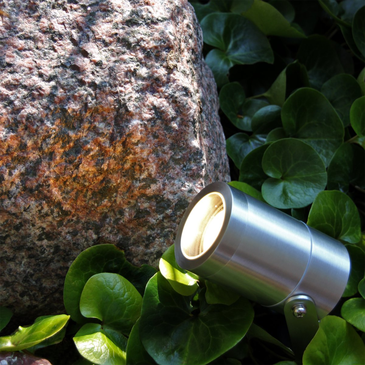 Luna Argent De Lightson - Vous pouvez &eacute;galement utiliser Luna sur les murs de la maison, dans les avant-toits et sur la cl&ocirc;ture, car le piquet est amovible et peut &ecirc;tre viss&eacute; directement dans le sol.