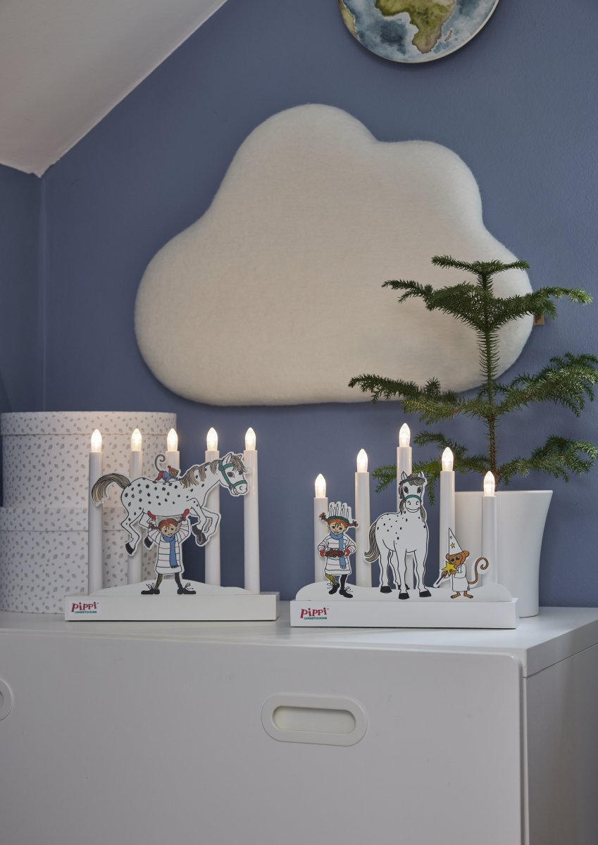 Pippi Blanc De Star Trading - Ce charmant bougeoir diffuse la magie de Noël et constitue une jolie décoration pour une fenêtre ou une étagère.