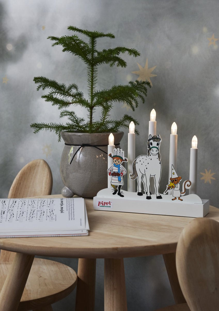 Pippi Blanc De Star Trading - Ce charmant bougeoir diffuse la magie de Noël et constitue une jolie décoration pour une fenêtre ou une étagère.