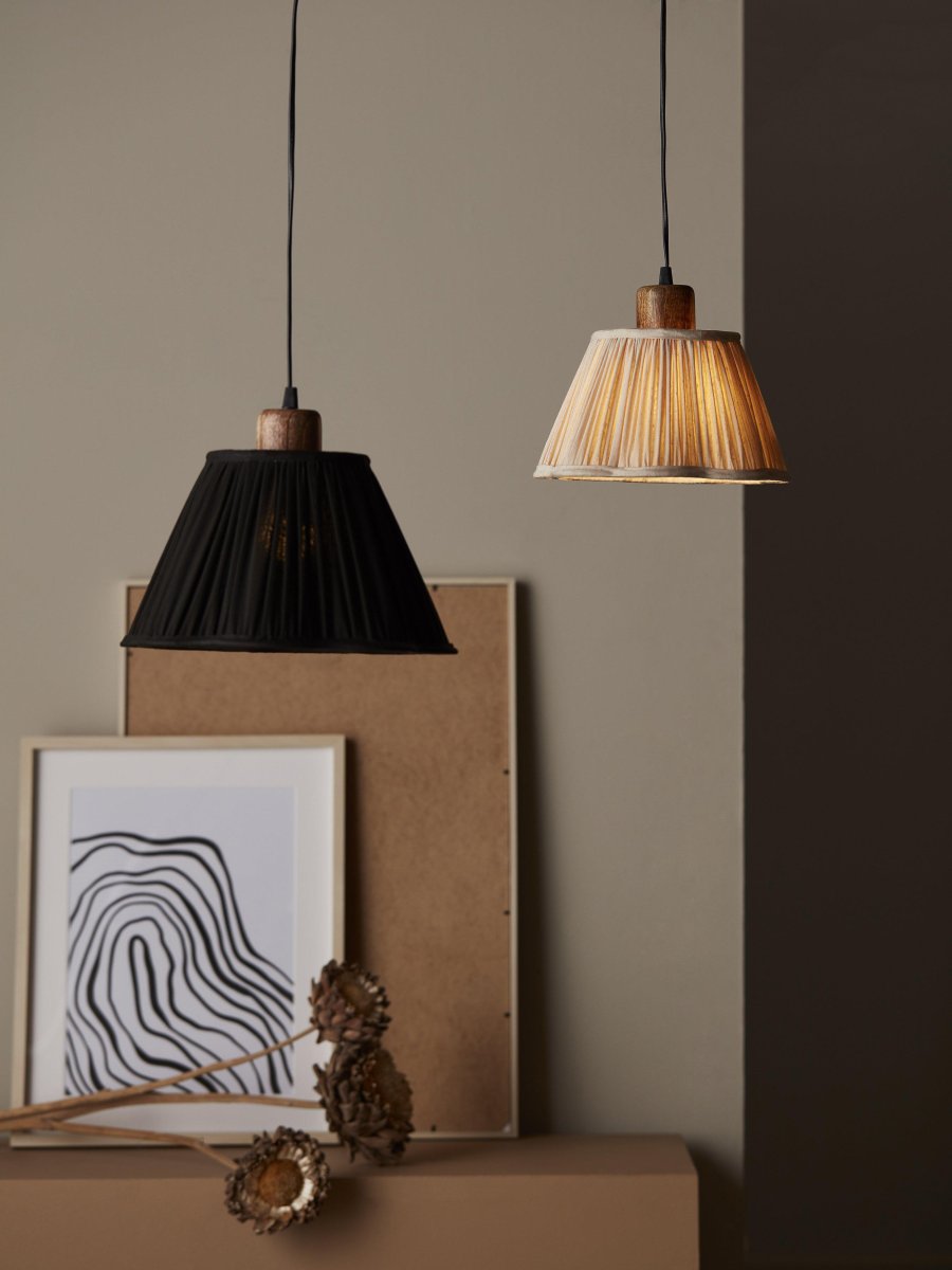 Siv Ø30 Blanc cassé suspension De PR Home - L'abat-jour est dot&eacute; d'une fixation par anneau sup&eacute;rieur et est livr&eacute; avec une suspension au plafond avec un support de lampe en bois de manguier.