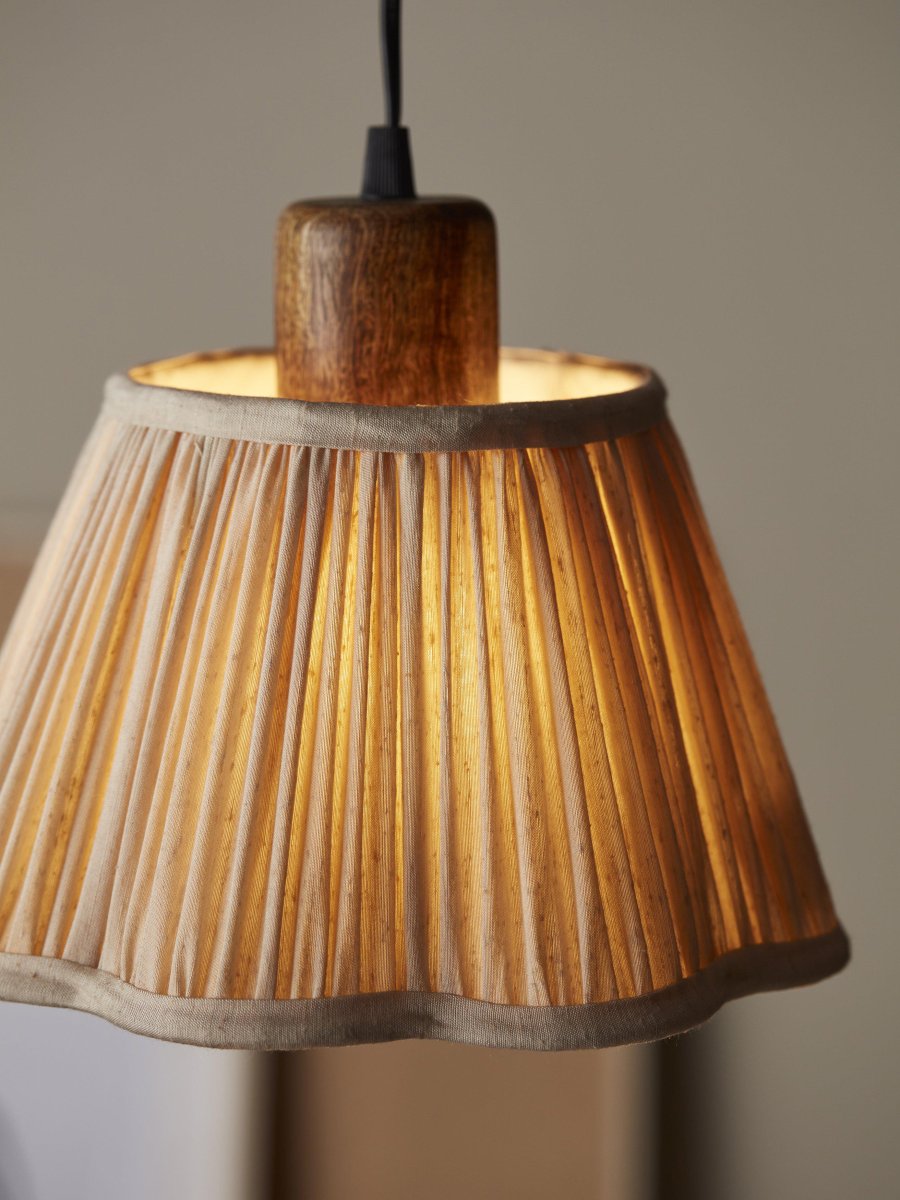 Siv Ø30 Blanc cassé suspension De PR Home - L'abat-jour est dot&eacute; d'une fixation par anneau sup&eacute;rieur et est livr&eacute; avec une suspension au plafond avec un support de lampe en bois de manguier.