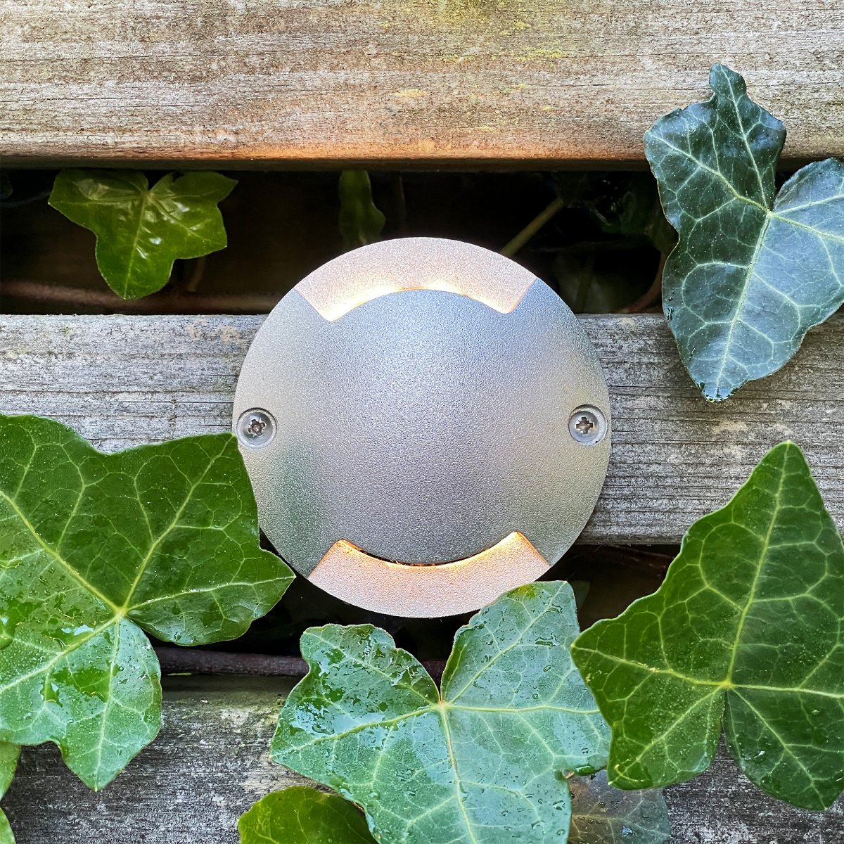 Zenit Duo 5 Argent De Lightson - Le pack comprend cinq Zenit Duos, un transformateur et un c&acirc;ble de d&eacute;rivation de 10 m, ce qui vous permet de tout assembler facilement.
