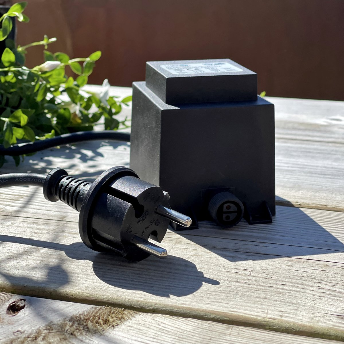 Transformateur 105w Noir De Lightson - Le transformateur est doté d'une prise à connexion rapide de 12 volts à une extrémité et d'un câble de 2 mètres de long avec une fiche à l'autre extrémité que vous branchez sur une prise standard.