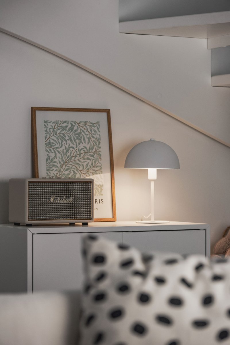 Nola 30cm Blanc lampe de table De Trio Lighting - Le design moderne en forme de champignon s'intègre dans votre intérieur et crée une harmonie dans votre maison.