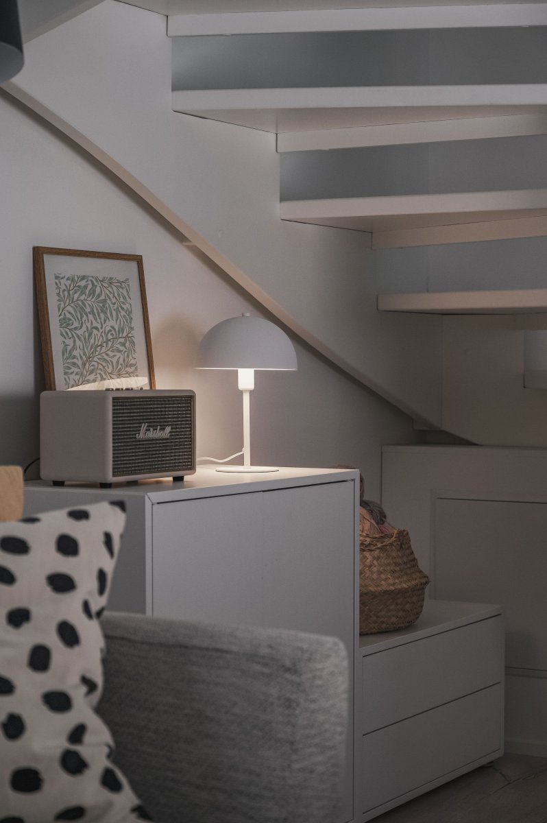 Nola 30cm Blanc lampe de table De Trio Lighting - Le design moderne en forme de champignon s'intègre dans votre intérieur et crée une harmonie dans votre maison.