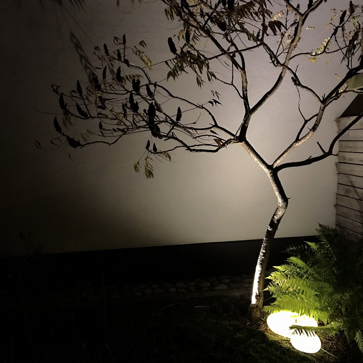 Stone Gris De Lightson - Le jour, Stone ressemble &agrave; de la vraie pierre avec sa surface tachet&eacute;e, et la nuit, elle a une lueur blanche chaude qui se r&eacute;pand magnifiquement dans les environs.