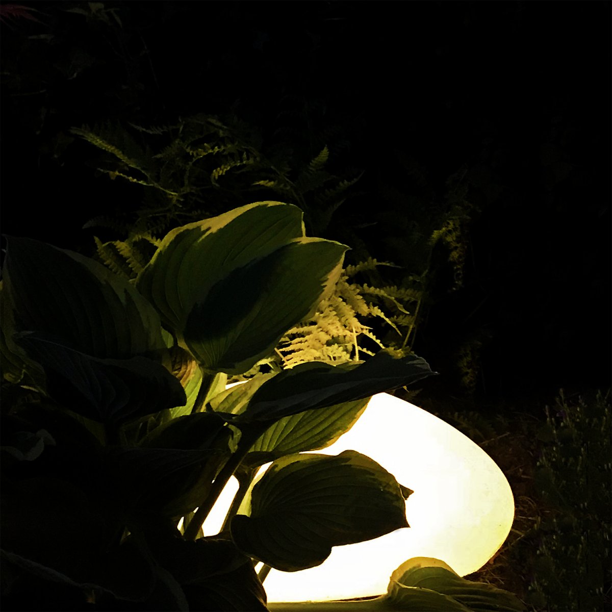 Stone Gris De Lightson - Le jour, Stone ressemble &agrave; de la vraie pierre avec sa surface tachet&eacute;e, et la nuit, elle a une lueur blanche chaude qui se r&eacute;pand magnifiquement dans les environs.