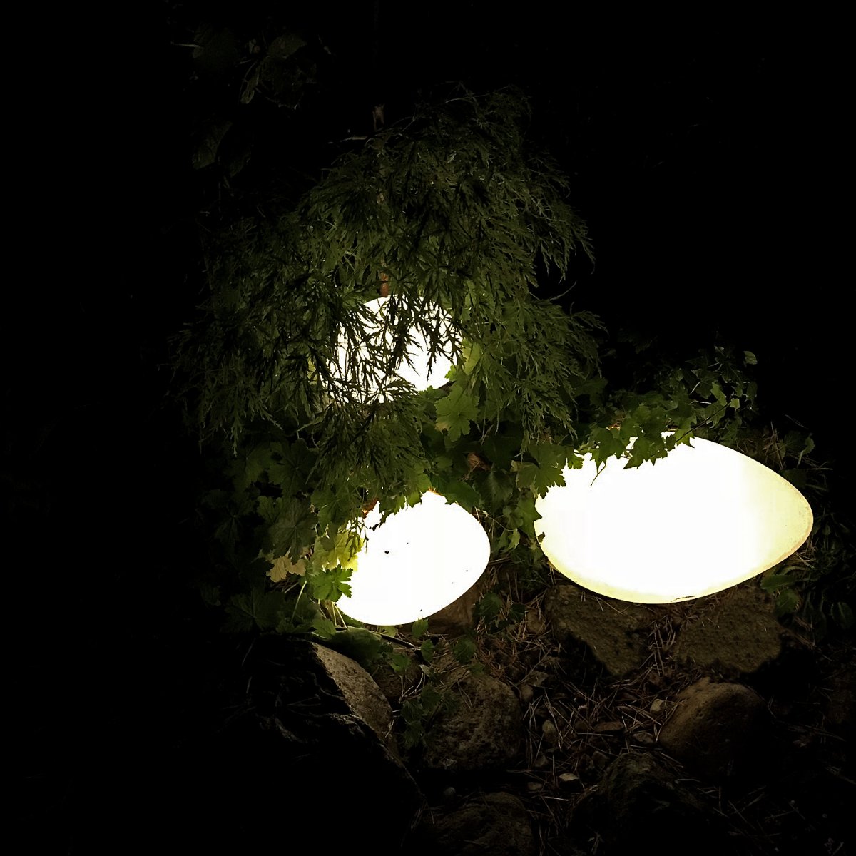 Stone XL Gris De Lightson - Le jour, Stone ressemble à de la vraie pierre avec sa surface tachetée, et la nuit, elle a une lueur blanche chaude qui se répand magnifiquement dans les environs.