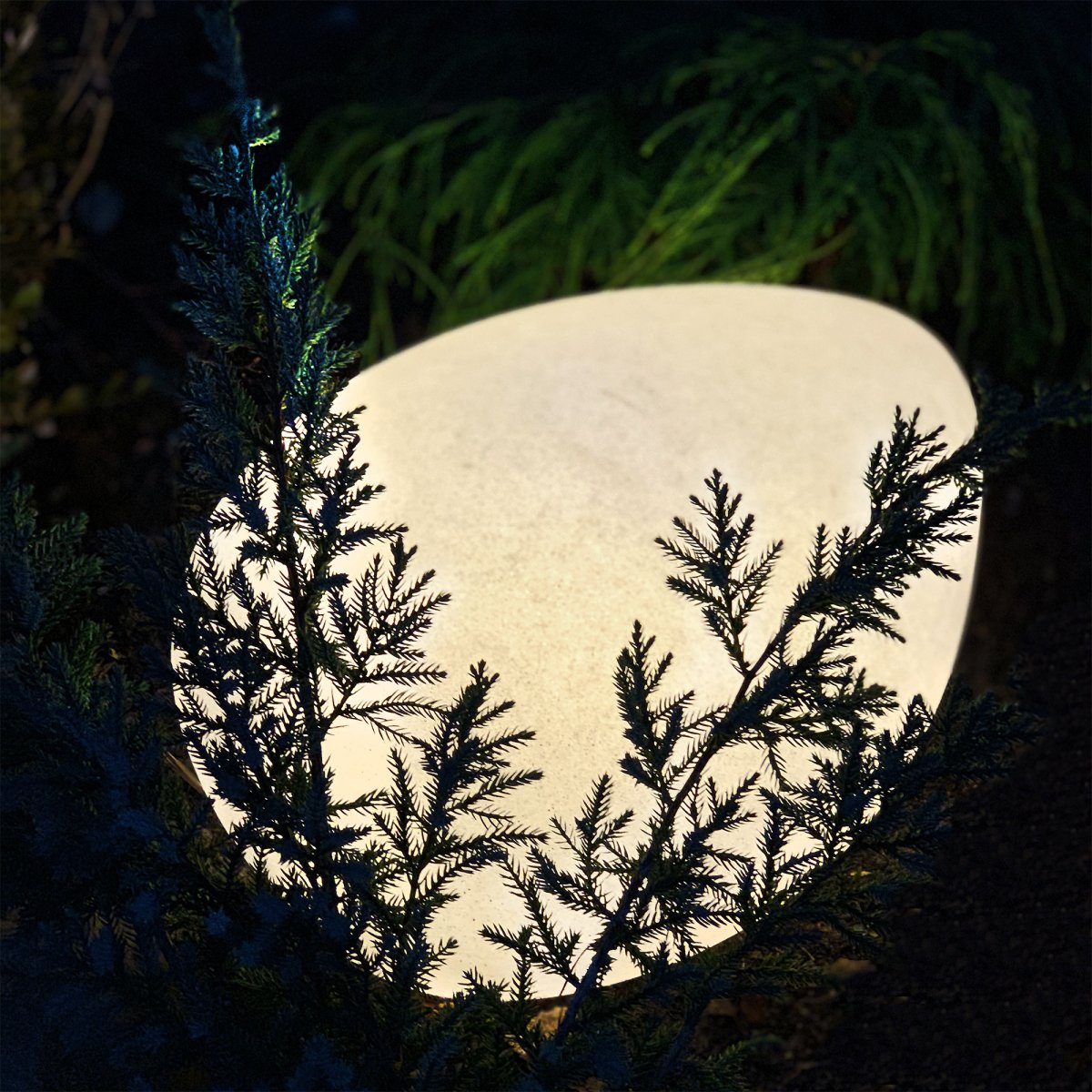 Stone XL Gris De Lightson - Le jour, Stone ressemble à de la vraie pierre avec sa surface tachetée, et la nuit, elle a une lueur blanche chaude qui se répand magnifiquement dans les environs.