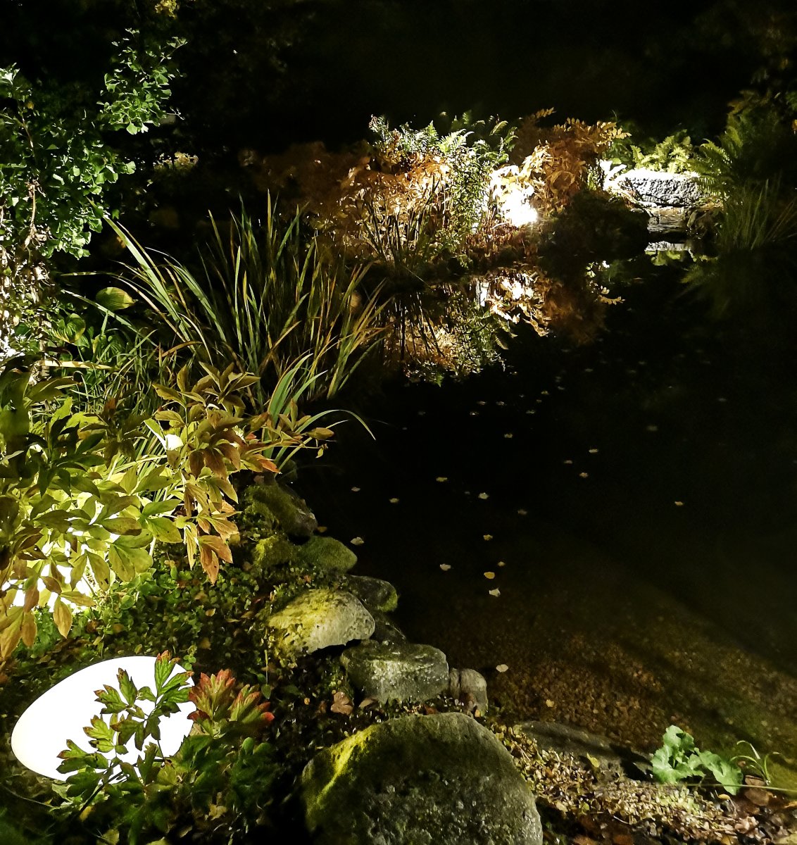 Stone XL Gris De Lightson - Le jour, Stone ressemble à de la vraie pierre avec sa surface tachetée, et la nuit, elle a une lueur blanche chaude qui se répand magnifiquement dans les environs.