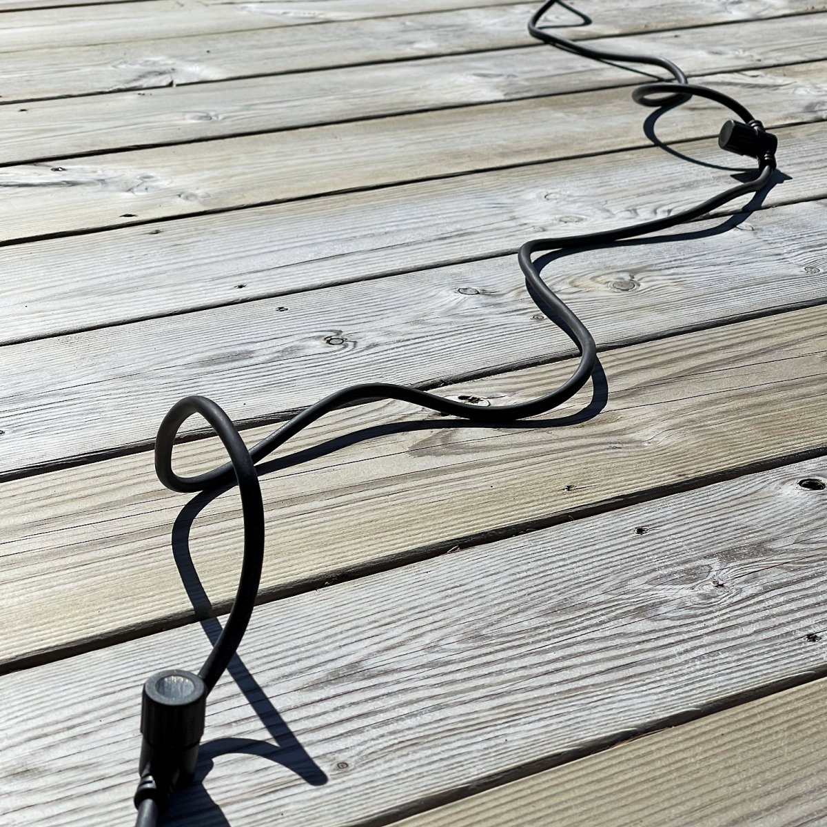 Câble De Répartition 5m Noir De Lightson - Si vous souhaitez construire une terrasse ou une clôture en bois avec plusieurs lumières en rangée, ce type de câble est recommandé.